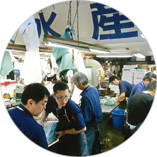 社内には頼もしい水産物のプロスタッフ